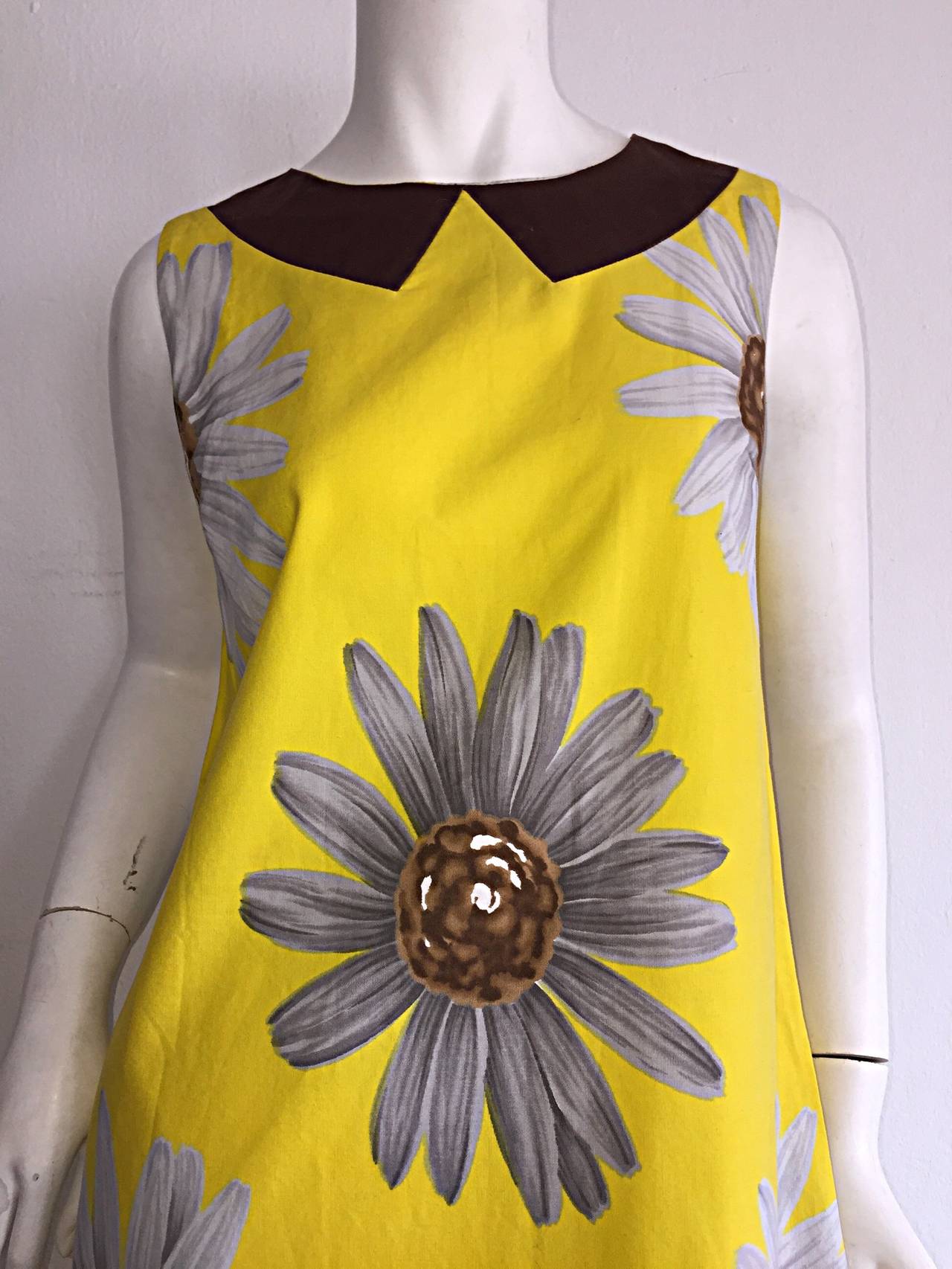 Chic 1960s Vintage A - Line Trapeze Novelty Dress w/ Sunflowers + Mock Collar In Excellent Condition In San Diego, CA