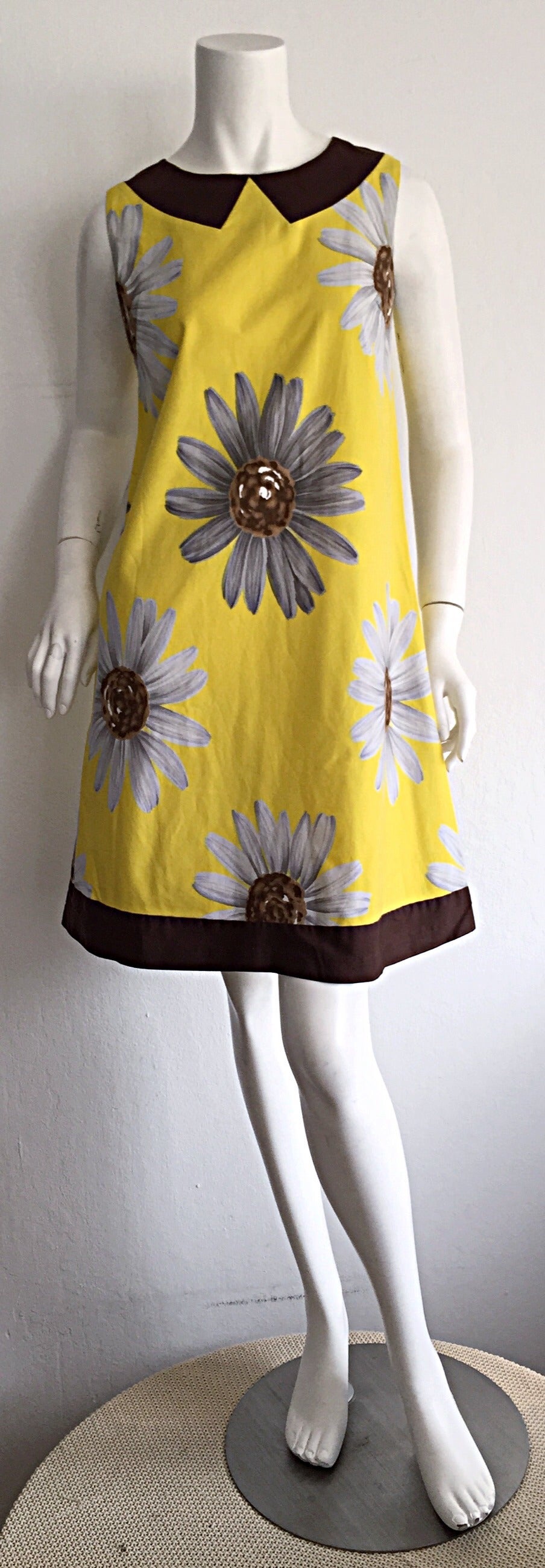 Women's Chic 1960s Vintage A - Line Trapeze Novelty Dress w/ Sunflowers + Mock Collar