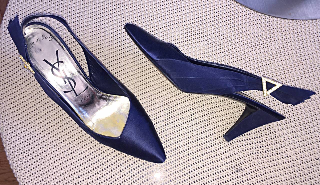 Noir Yves Saint Laurent chaussures à talons bleu marine vintage avec détails avant-gardistes en strass, taille 8,5 en vente