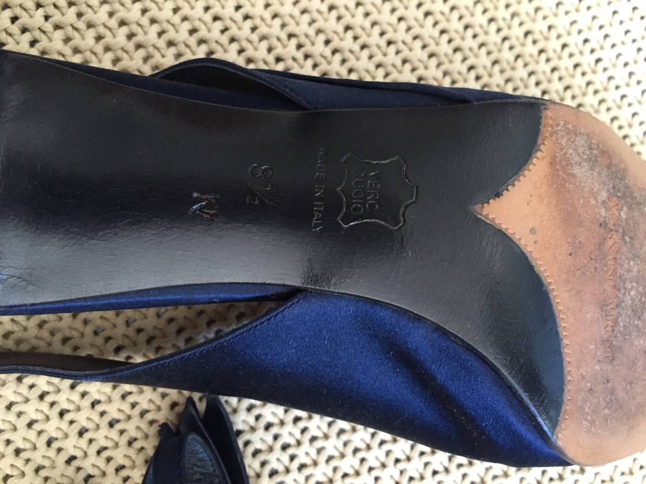 Yves Saint Laurent chaussures à talons bleu marine vintage avec détails avant-gardistes en strass, taille 8,5 Excellent état - En vente à San Diego, CA