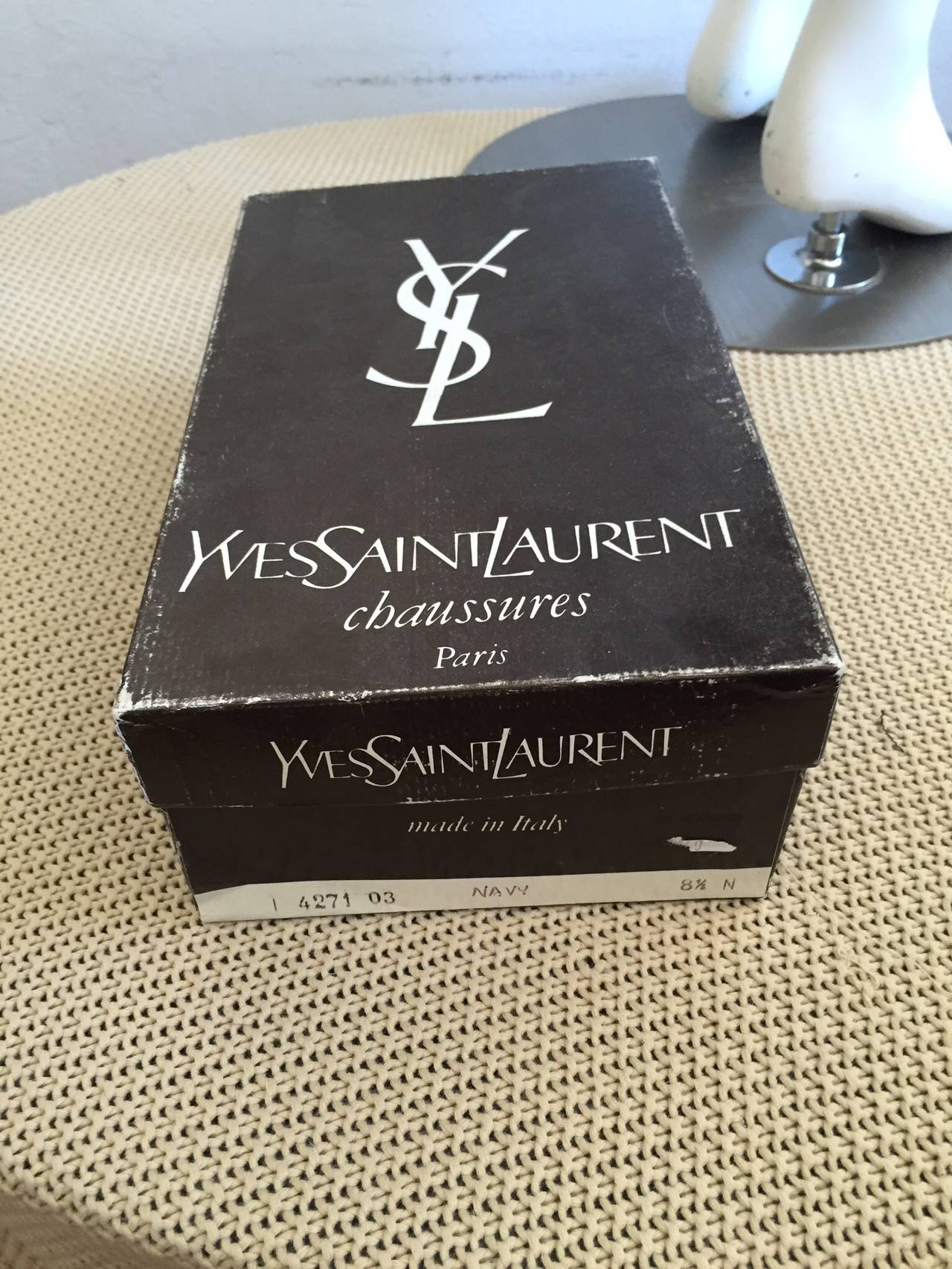 Yves Saint Laurent chaussures à talons bleu marine vintage avec détails avant-gardistes en strass, taille 8,5 Unisexe en vente