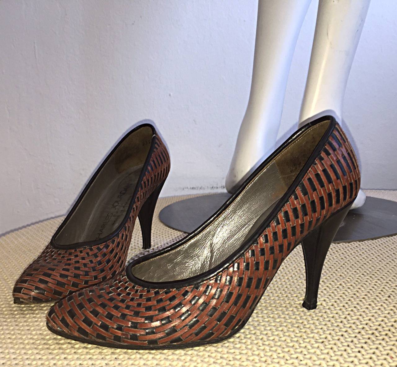 Größe 5 Vintage Charles Jourdan Schwarz + Braun Leder Wicker Heels / Schuhe Größe 5 im Zustand „Hervorragend“ im Angebot in San Diego, CA