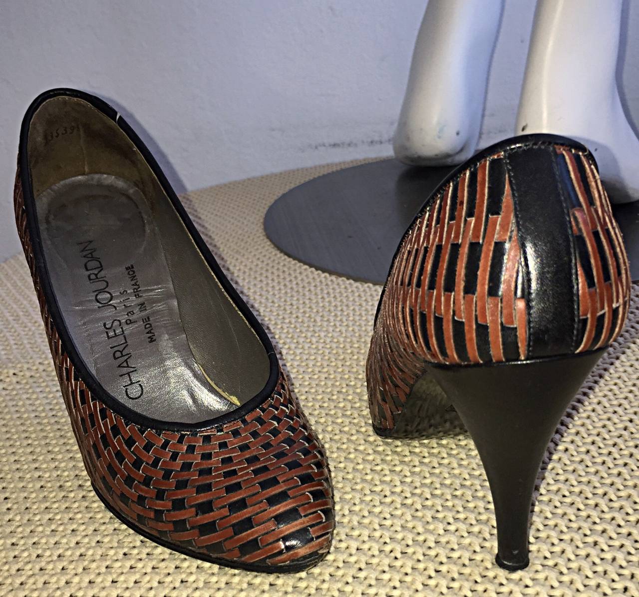 Größe 5 Vintage Charles Jourdan Schwarz + Braun Leder Wicker Heels / Schuhe Größe 5 Damen im Angebot