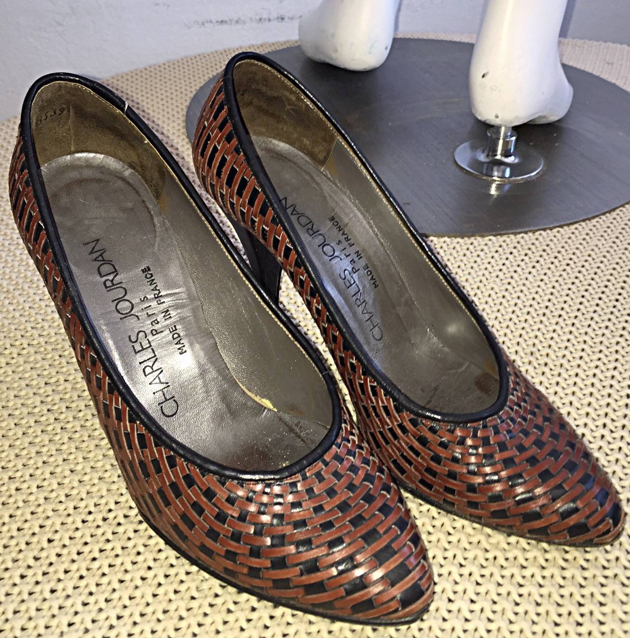 Taille 5 Vintage Charles Jourdan Noir + Brown Leather Wicker Heels / Shoes Size 5 Pour femmes en vente