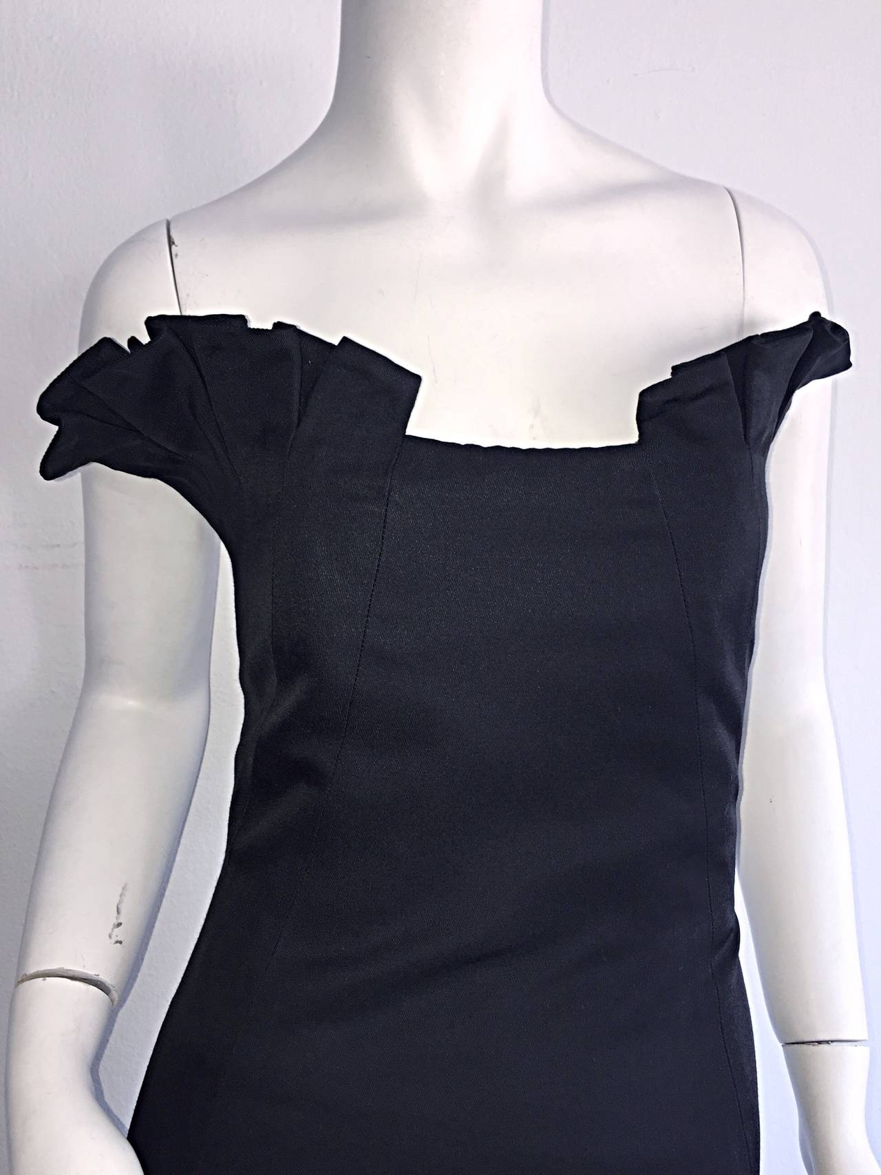 1990er Angel Sanchez Perfekt trägerloses kleines schwarzes Kleid mit ' Flügeln ' Größe 12 (Schwarz) im Angebot