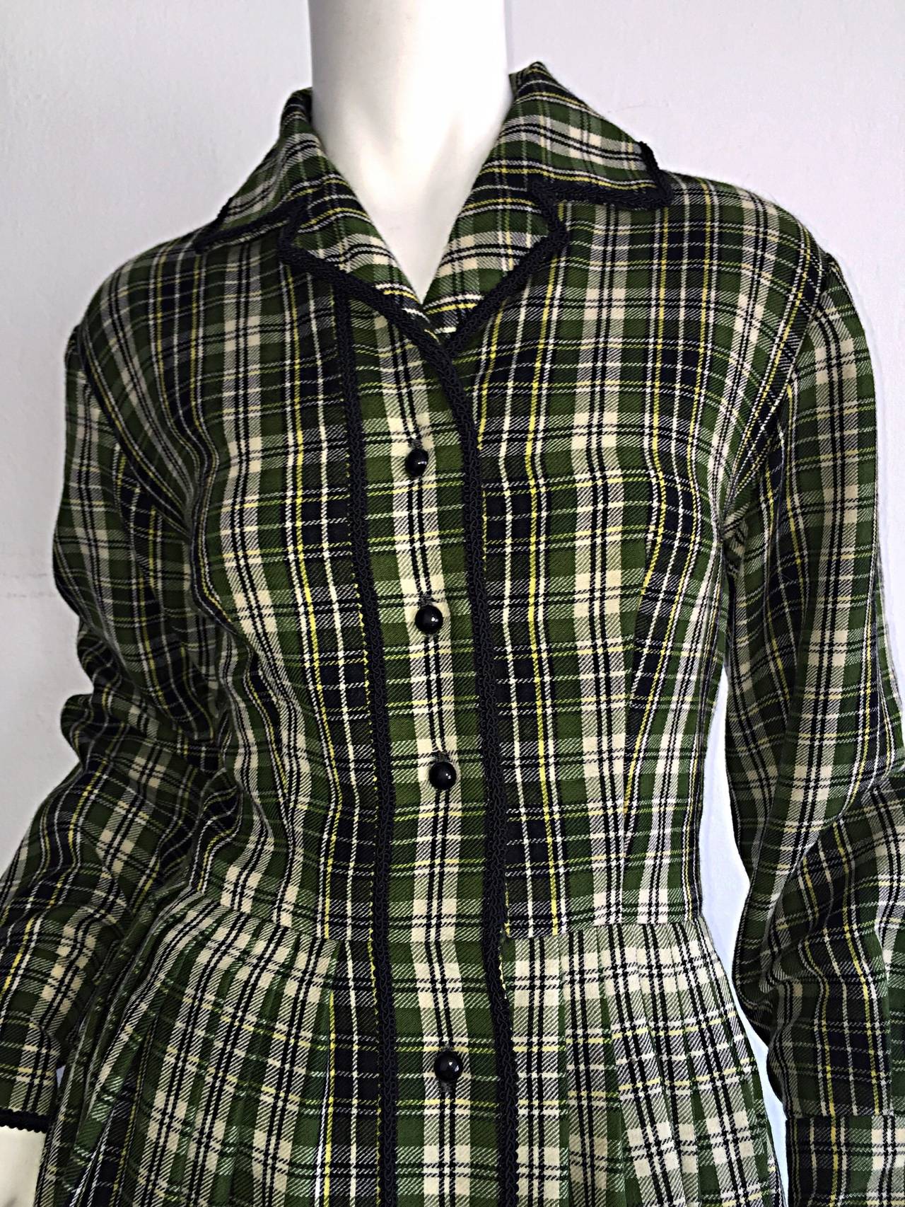 Chic 1950s Vintage Henri Bendel Pret a Porter Green Tartan Plaid Wool Dress In Excellent Condition In San Diego, CA