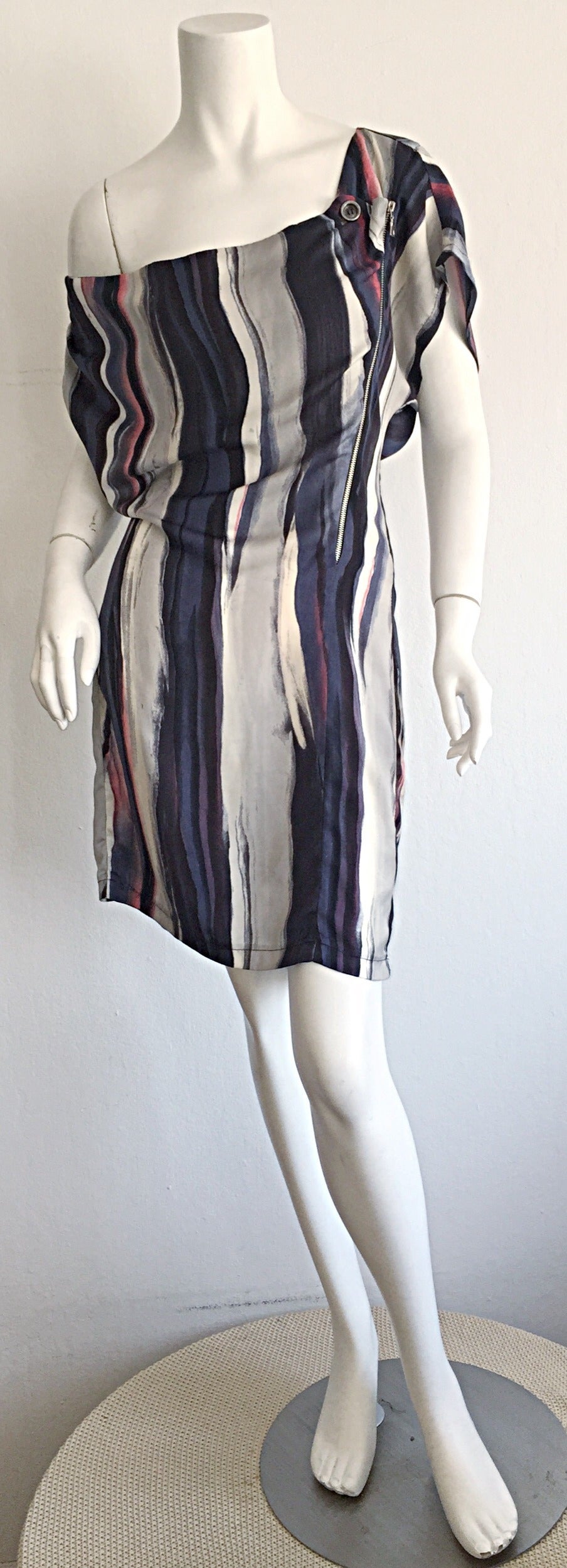 From hard to find designer, this Maeva dress does wonders for the body! Wonderful abstract 'watercolor' stripes. This dress can be worn a number of ways! Zipper on the side. Can easily transition from day to night. Looks great with sandals, flats,