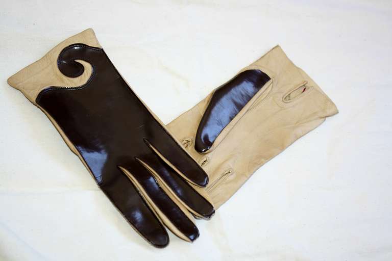 Vintage Pierre Cardin 1960s Space Age gloves in leather and vinyl with signature famous Pierre Cardin pattern. Dark brown and beige. Marked Size 7.