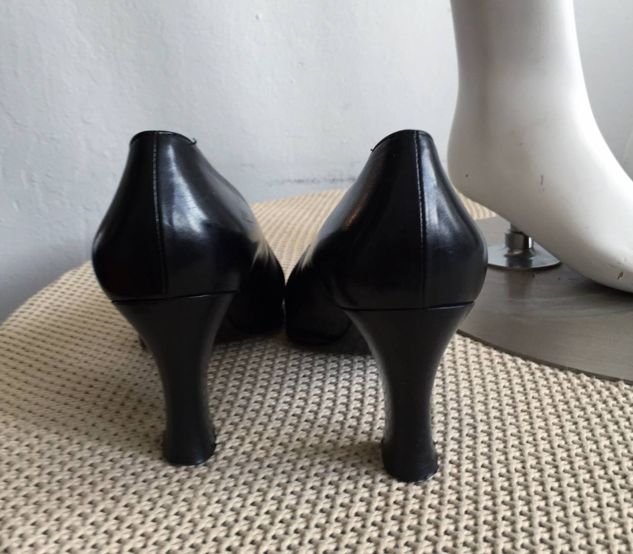 Noir Chaussures Prada des années 1990 Taille 39 / 9 US Classic Black Cap Toe Heels / Pumps en vente
