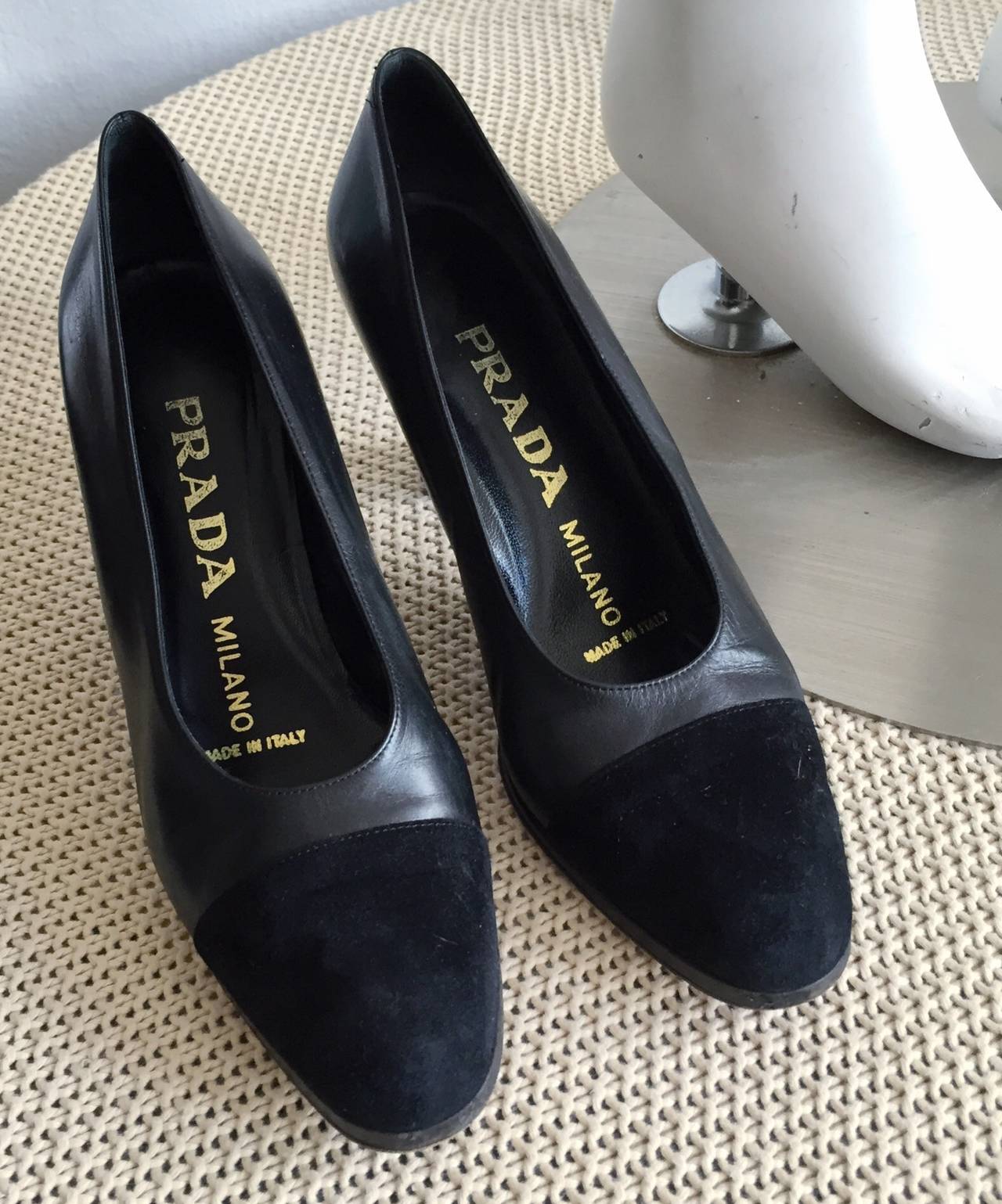 Chaussures Prada des années 1990 Taille 39 / 9 US Classic Black Cap Toe Heels / Pumps Excellent état - En vente à San Diego, CA