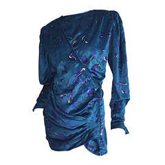 Emanuel Ungaro, bellissima camicetta a portafoglio in seta dipinta a mano di colore blu vibrante.