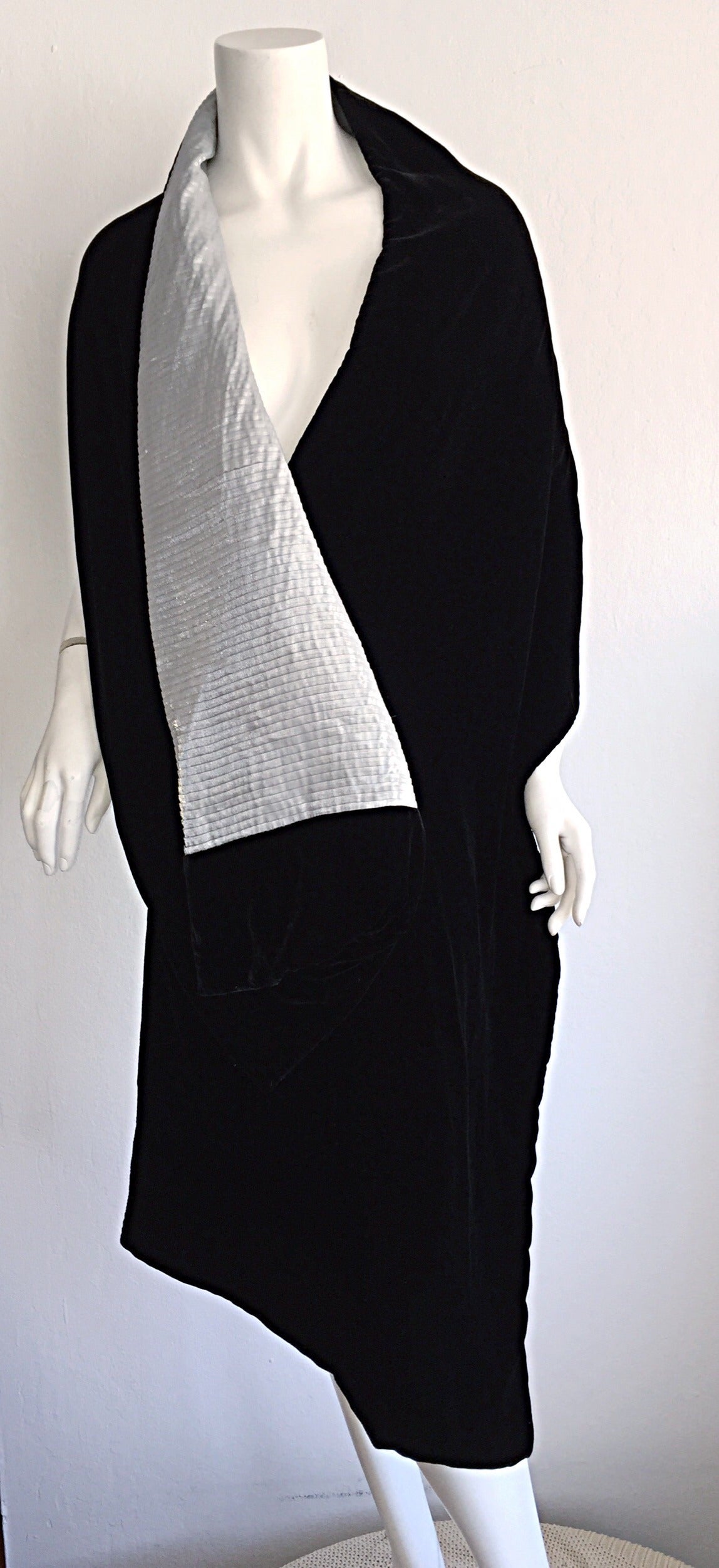 Luxurious 1940s 40s Black Silver Silk Velvet Accordion Pleated Opera Shawl Scarf In Excellent Condition In San Diego, CA