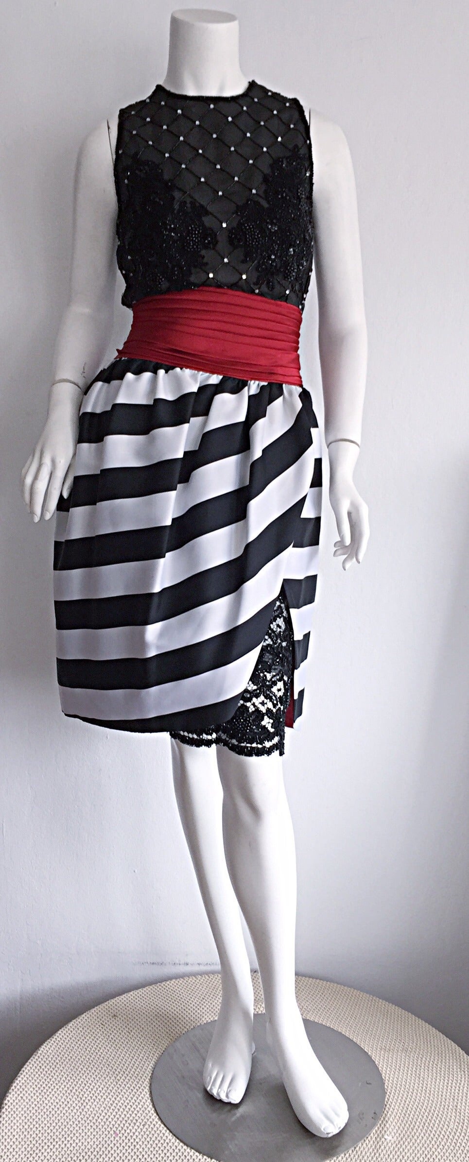 Precioso Vintage Victoria Royal Ltd. Vestido con volantes de encaje negro + blanco + rojo en venta 3