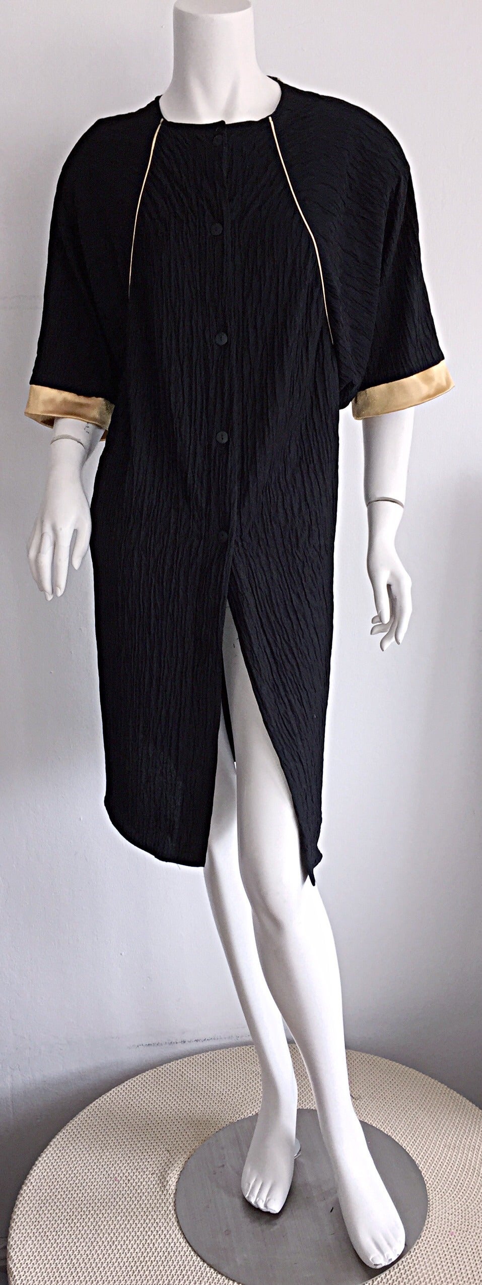 Vintage Oscar de la Renta Black + Gold Tunic w/ Dolman Sleeves In Excellent Condition For Sale In San Diego, CA