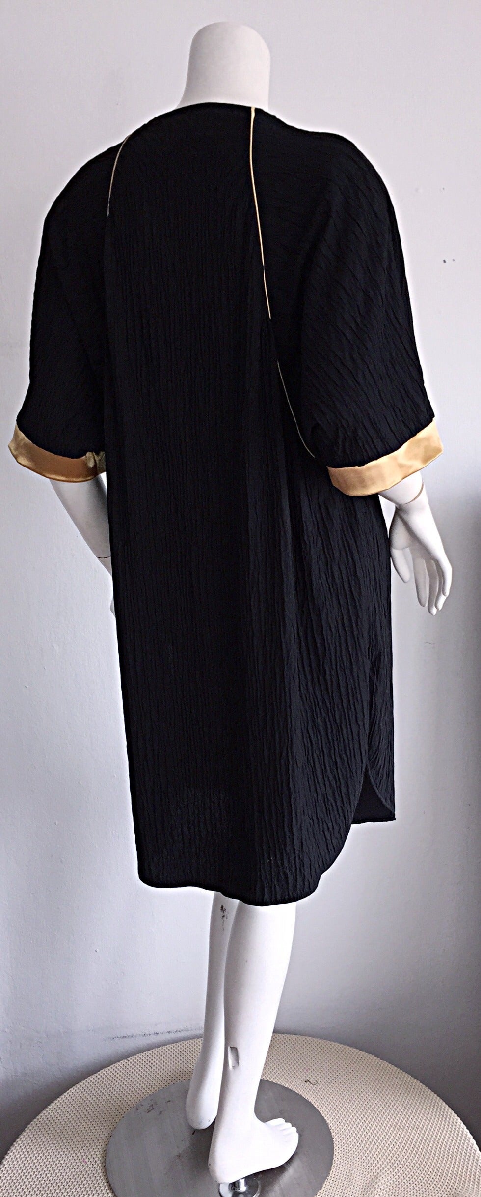 Women's Vintage Oscar de la Renta Black + Gold Tunic w/ Dolman Sleeves For Sale