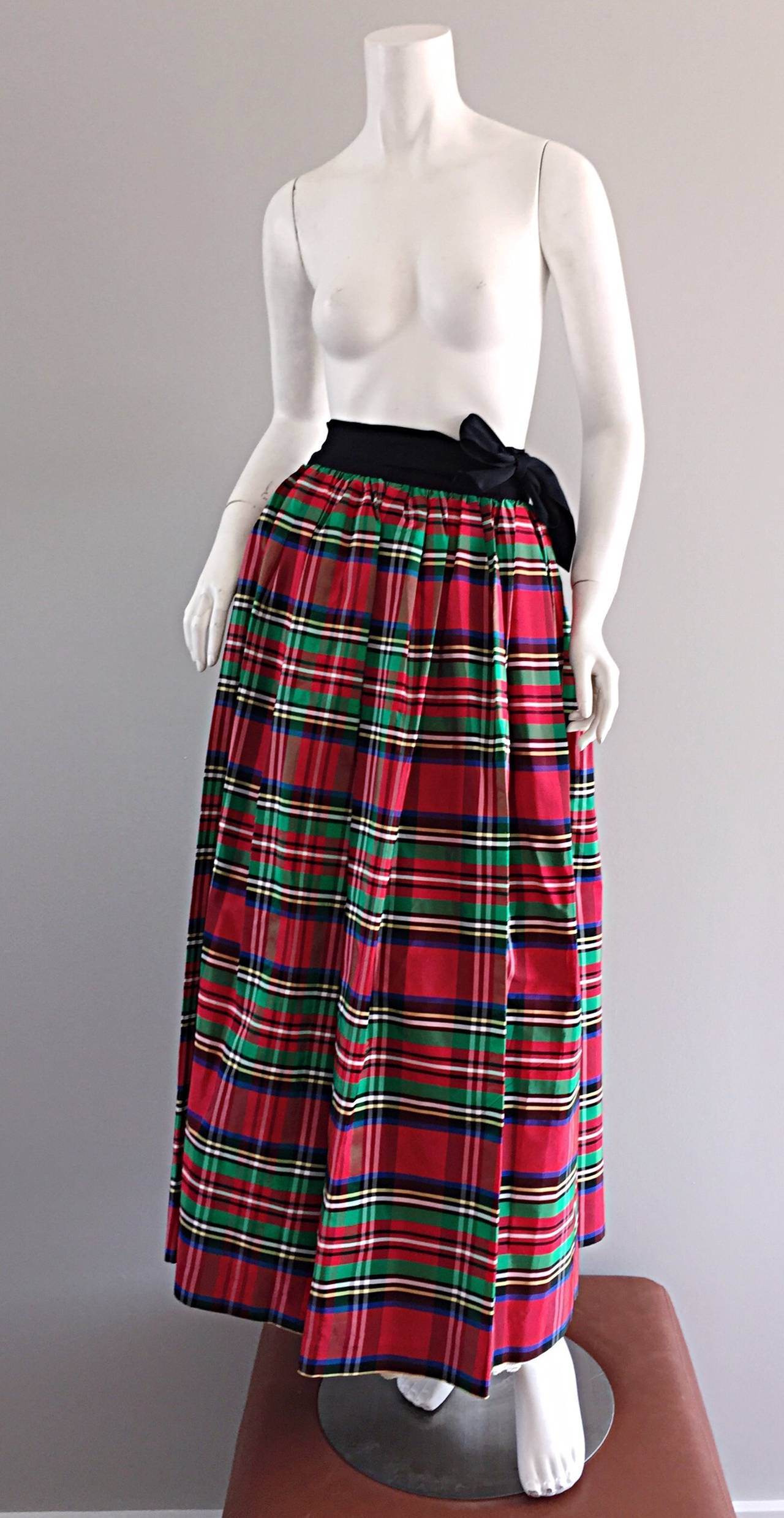Beautiful, and very rare early Ellen Tracy for Bonwit Teller silk taffeta skirt! Vibrant tartan plaid print. Wrap style, that ties around the waist, to form a chic bow at the side. Wonderful contrasting polka dot lining, with attached lace on