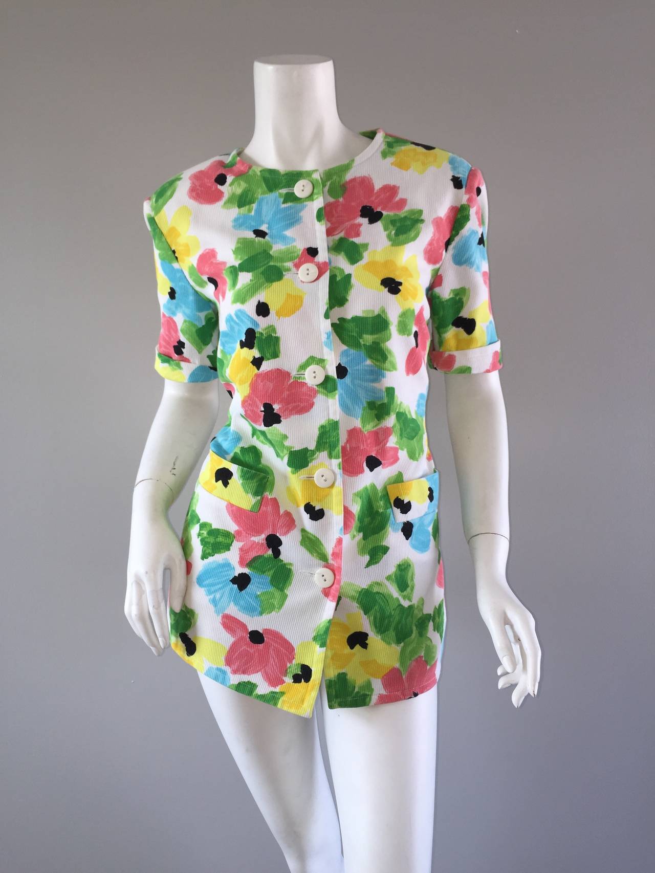 Schöne Vintage Courreges Kurzarm-Baumwolljacke! Mit einem atemberaubenden Blumen-Aquarelldruck und Taschen an beiden Seiten der Taille. Vollständig gefüttert. In gutem Zustand. Hergestellt in Frankreich. Markierte Größe Eu 38 (Ungefähr Größe