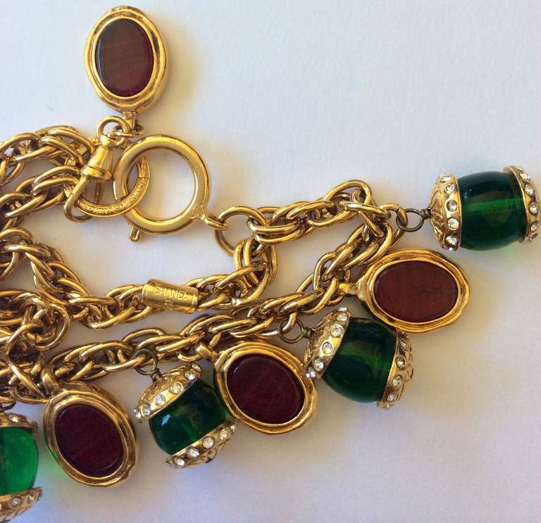 Rare Vintage Chanel Gripoix Christmas Charm Bracelet Red & Green In Excellent Condition In San Diego, CA