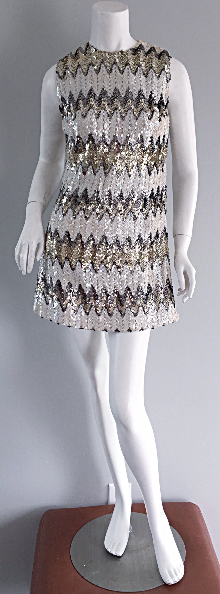 1960s All - Over Sequin Gold + Silver + White Zig Zag Vintage A - Line 60s Dress In Excellent Condition In San Diego, CA