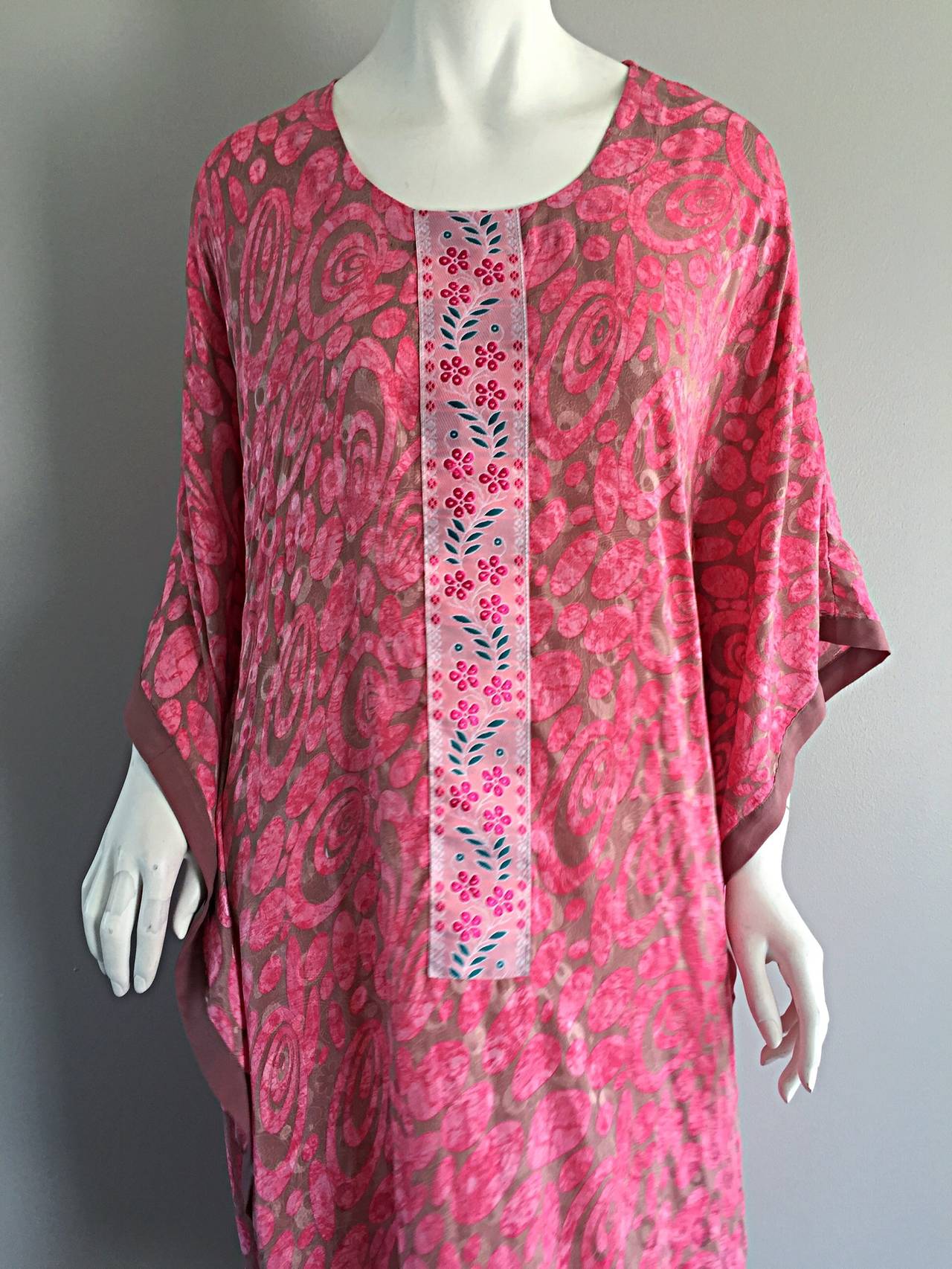 Beautiful Vintage 1970s Pink Silk Ethnic Kaftan w/ Flowers and Swirls In Excellent Condition In San Diego, CA