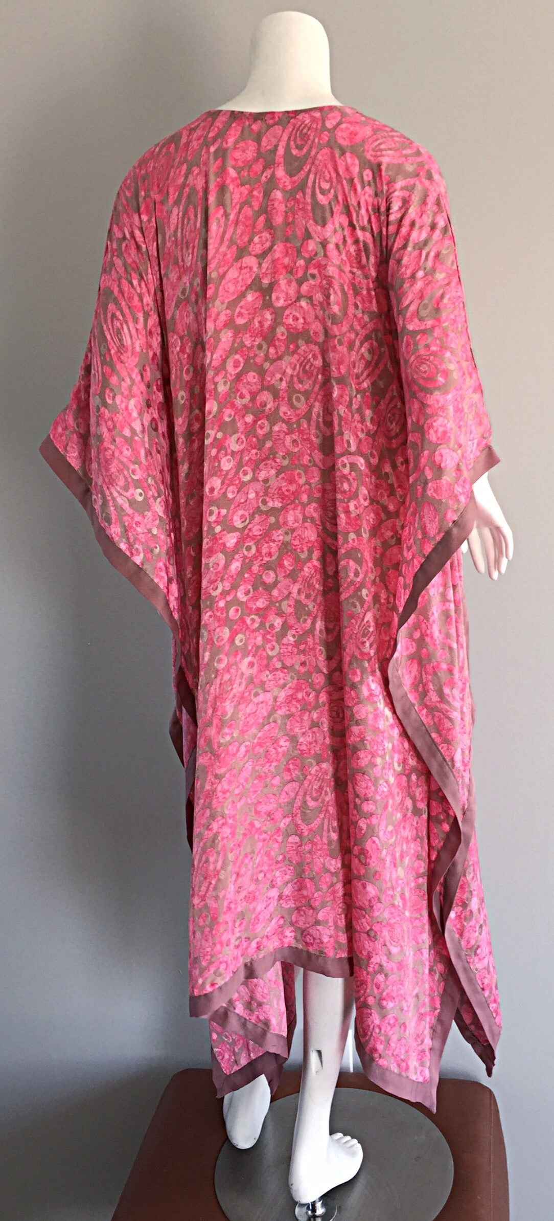 Women's Beautiful Vintage 1970s Pink Silk Ethnic Kaftan w/ Flowers and Swirls
