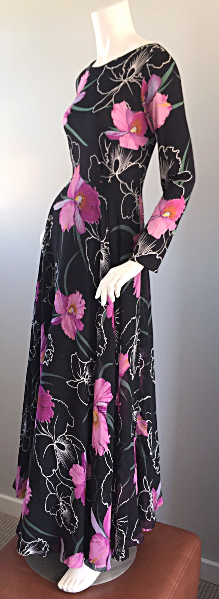 Unglaublich schönes Vintage La Mendola Seiden Chiffon Kleid! Atemberaubender Hibiskus-Blumendruck mit einem leichten 3-D-Effekt. Schichten über Schichten aus feinem Seidenchiffon, mit einem wunderschönen vollen Rock. Die Stücke von La Mendola sind