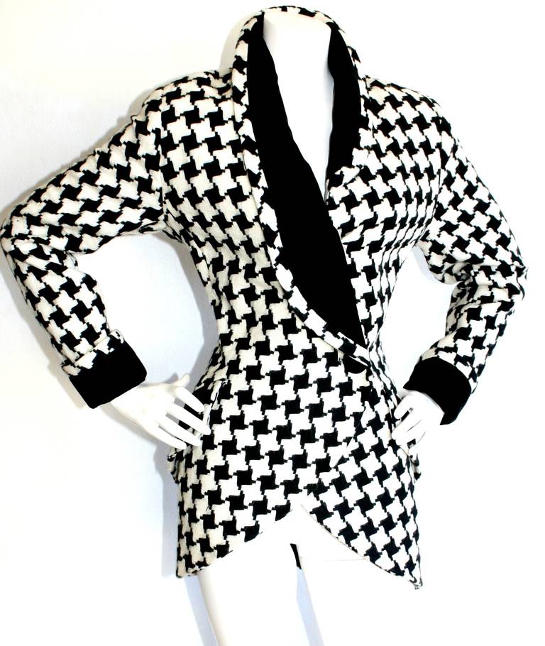 Vintage Karl Lagerfeld black and white houndstooth Avant Garde blazer, with black velvet lapels, and sleeve trim. Hidden double breasted closure, with button at bust. In great condition. Size 6-10

Measurements:
38 inch bust
30 inch waist