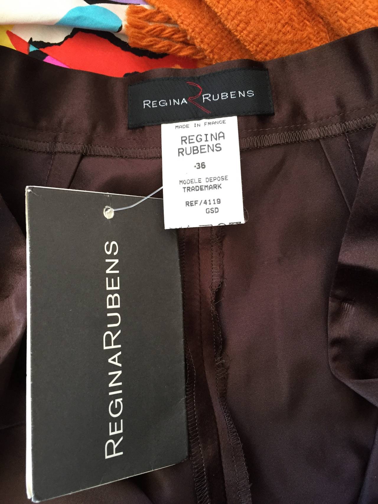 Nuevo Pantalón con pernera acampanada de seda marrón de los años 90 Regina Rubens en venta 3
