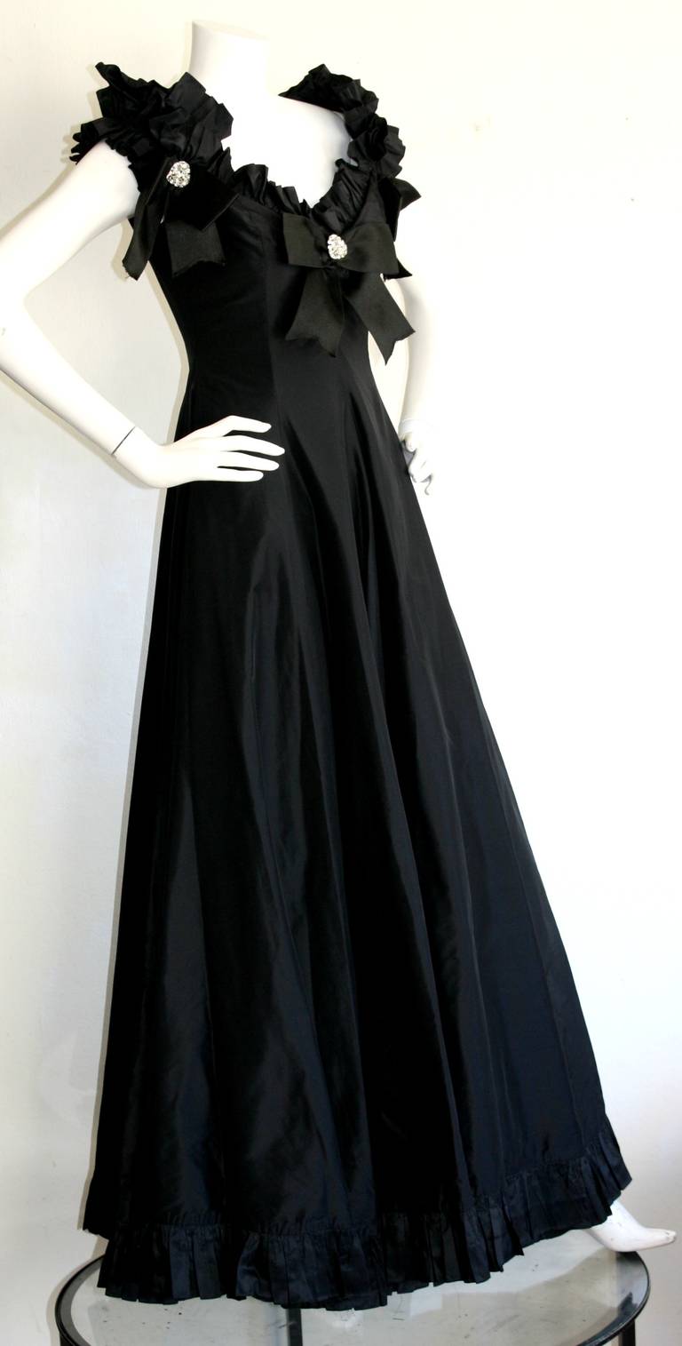 Gorgeous Vintage Oscar de la Renta Off-Shoulder Black Ball Gown In Excellent Condition In San Diego, CA