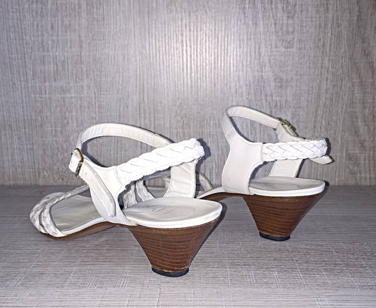 1960er Jahre Vintage Capucine Gr. 40 / 9,5 - 10 Weiße Ledersandalen mit Absatz Schuhe Italien (Grau) im Angebot