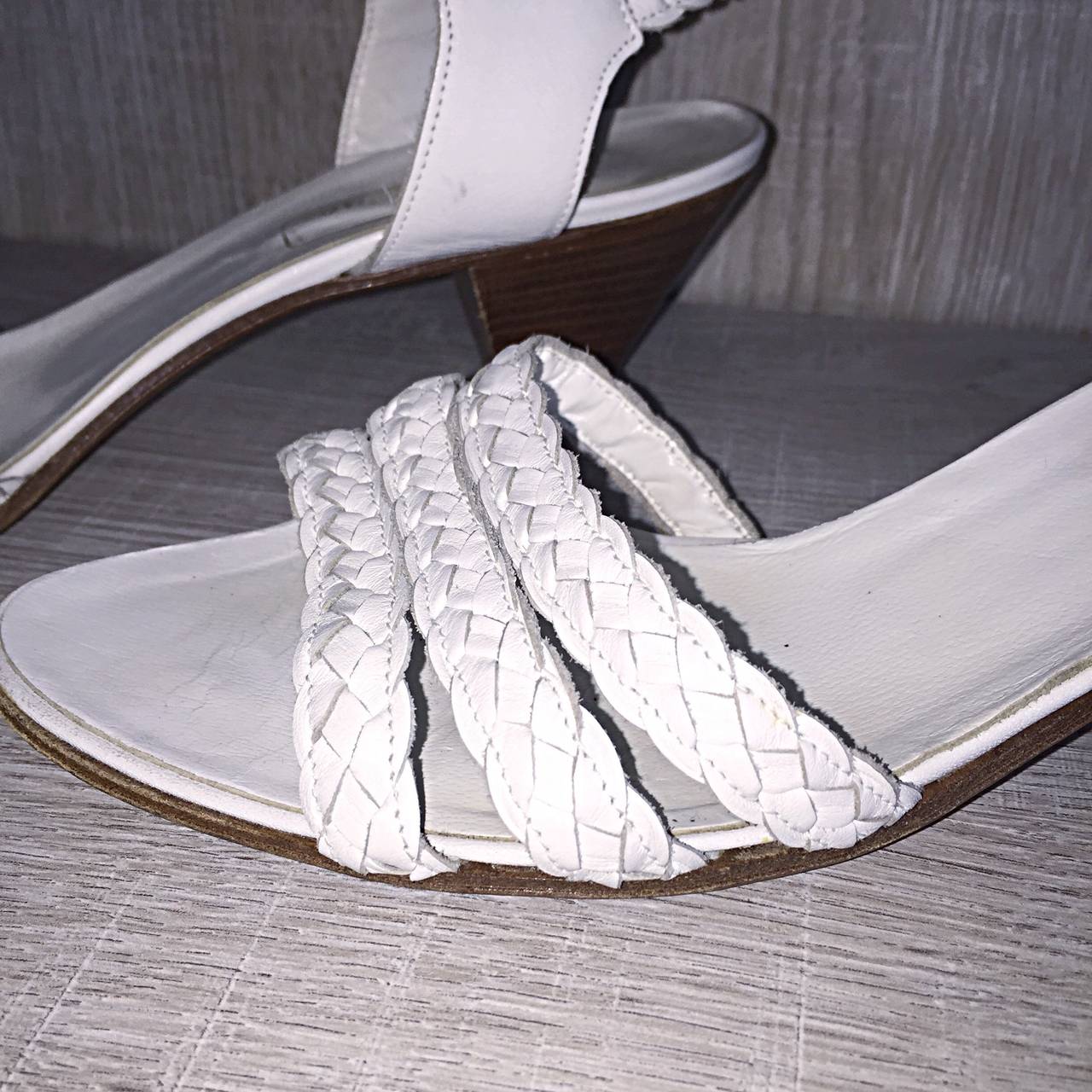 1960er Jahre Vintage Capucine Gr. 40 / 9,5 - 10 Weiße Ledersandalen mit Absatz Schuhe Italien im Angebot 1