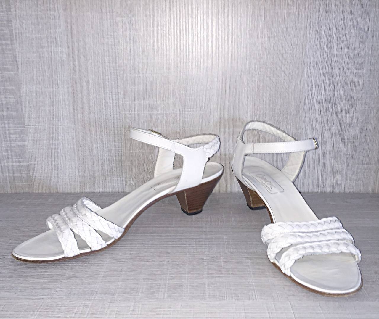 1960er Jahre Vintage Capucine Gr. 40 / 9,5 - 10 Weiße Ledersandalen mit Absatz Schuhe Italien im Angebot 3