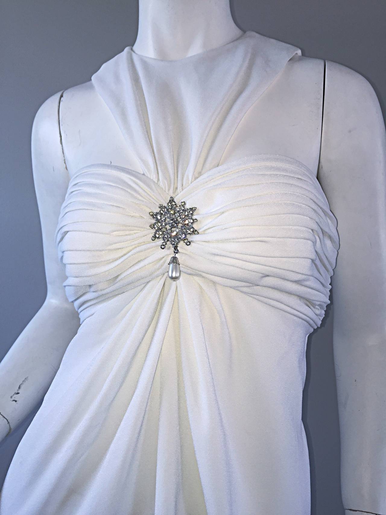1990s Vintage Tadashi Shoji Blanco 90s Vestido Grecian c/ Rhinestones + Perla Gris en venta