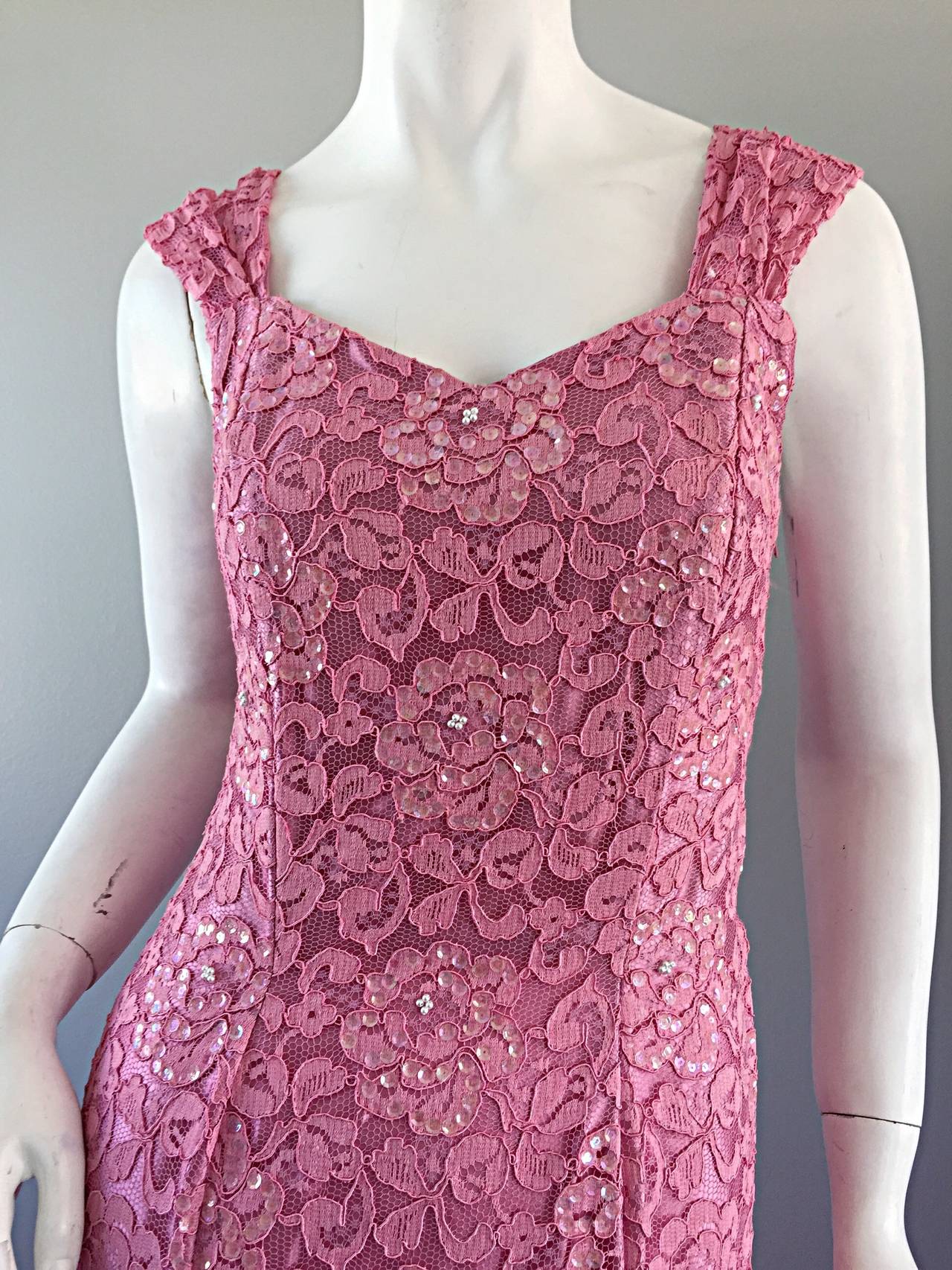 Violet Magnifique robe sirène vintage haute couture rose avec dentelle Chantilly et paillettes (années 1950) en vente