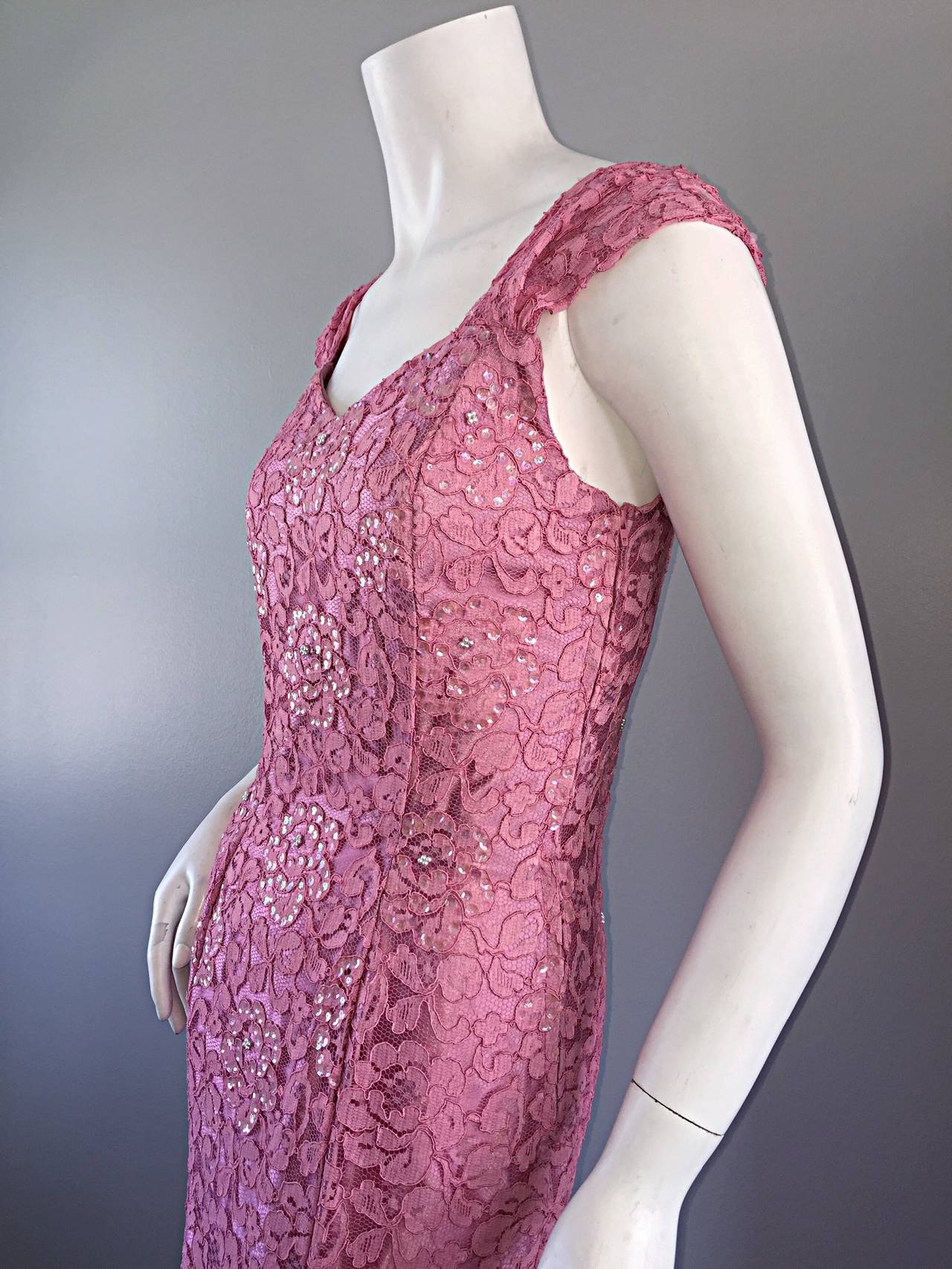 Magnifique robe sirène vintage haute couture rose avec dentelle Chantilly et paillettes (années 1950) Pour femmes en vente