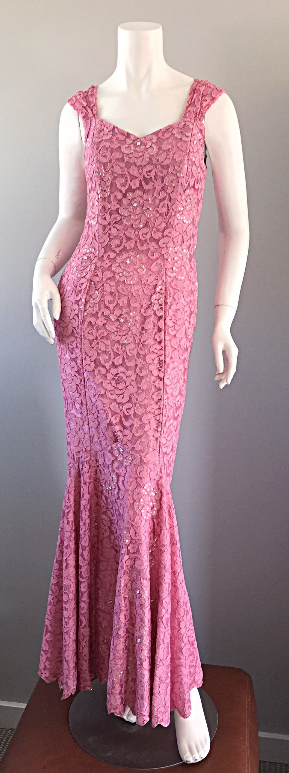 Magnifique robe sirène vintage haute couture rose avec dentelle Chantilly et paillettes (années 1950) en vente 4