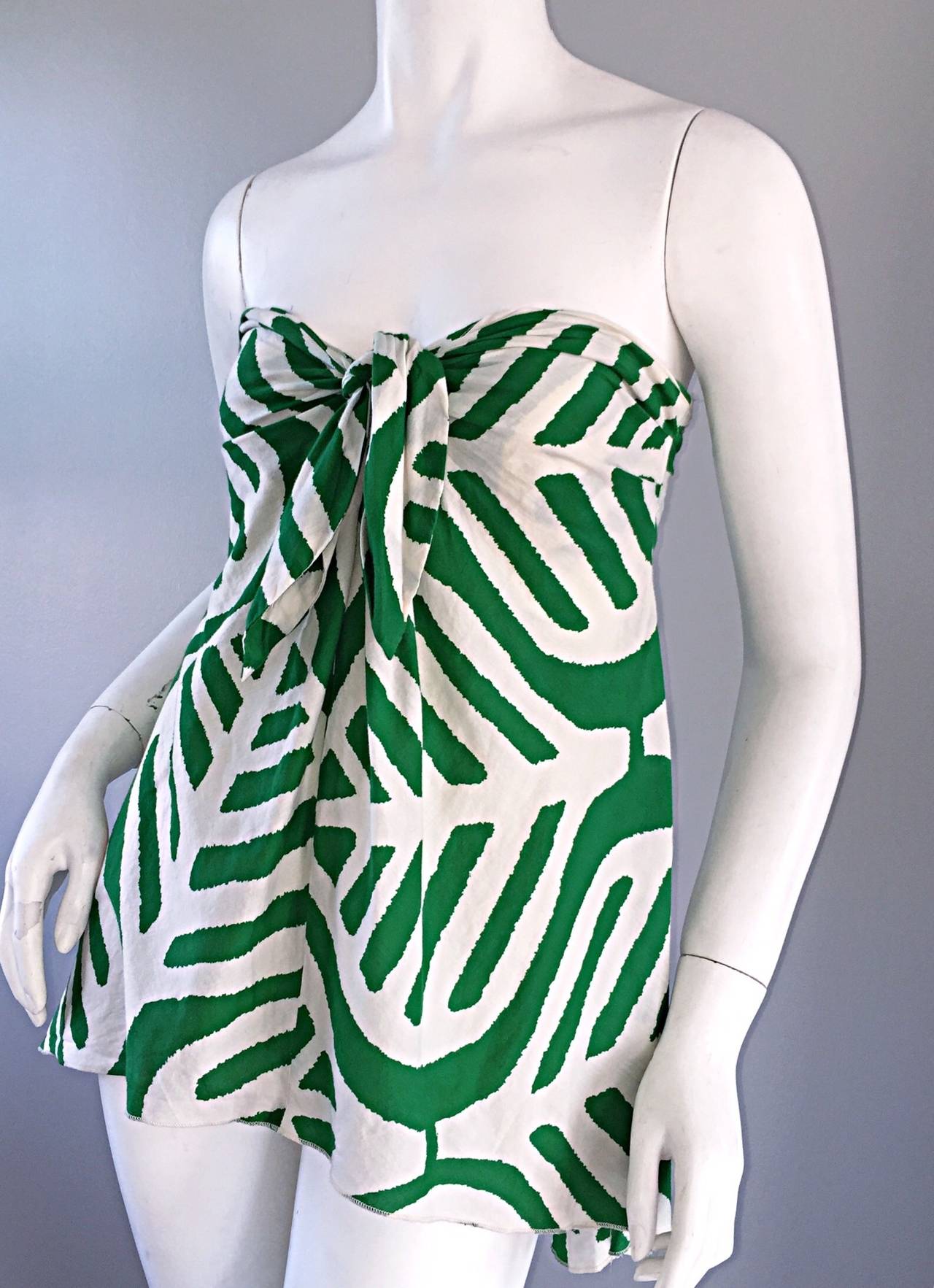 Beautiful 90s Diane Von Furstenberg green and white cotton strapless top! 3-D leaf print, with a trapeze/free flowing waist. Buttons at top back. Can easily be dressed day to night. Perfect with shorts, trousers, jeans, or a skirt. In great