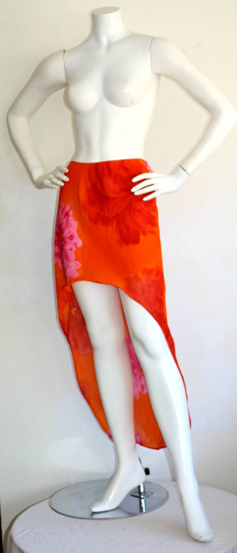 Beautiful vintage 1990s Pierre Cardin Runway skirt! Wonderfully sexy Mermaid hem, that features gorgeous floral abstracts. In great condition. Can fit many sizes due to stretch, and elastic waistband.
Approximately Size Small - Medium