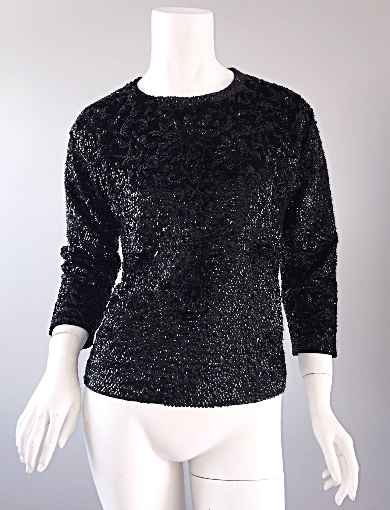 Schöner schwarzer Wollpullover aus den 1950er Jahren mit Pailletten und Perlen! Die Schönheit dieses Pullovers lässt sich mit Worten nicht einmal ansatzweise beschreiben! Aufwändige Perlenstickerei mit floralem Muster im Brustbereich. Durchgehender