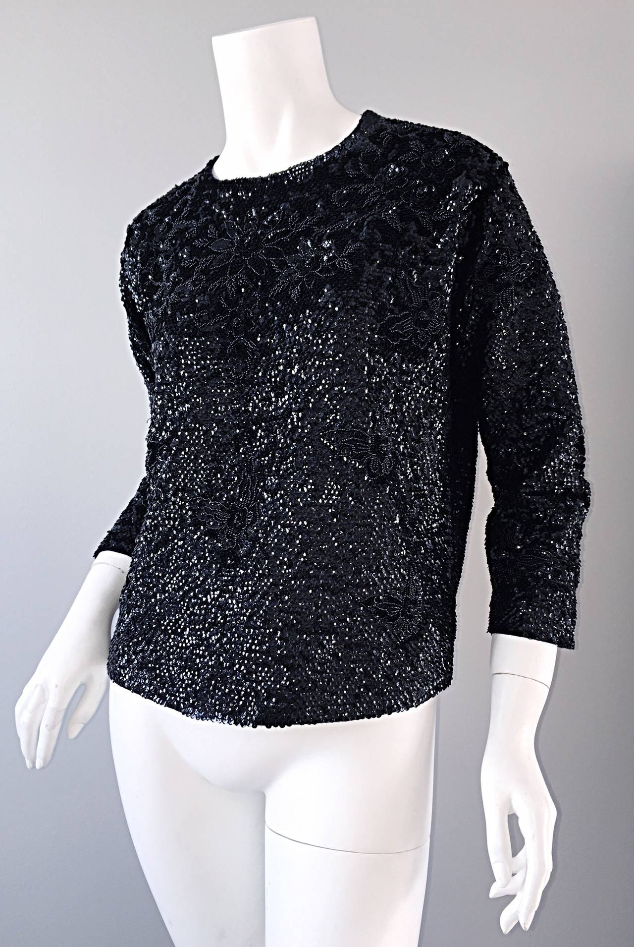 Schöner schwarzer Vintage-Pullover aus Wolle mit Pailletten und Perlen aus den 1950er Jahren im Zustand „Hervorragend“ im Angebot in San Diego, CA