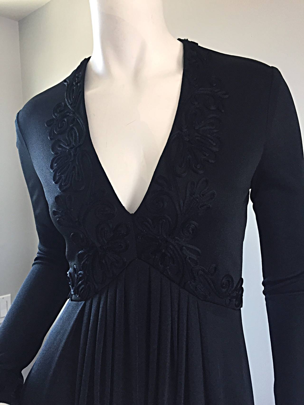 Das perfekte schwarze Maxikleid, von Jack Bryan! Dieses tiefschwarze Jersey-Kleid hat eine Stickerei auf der schmeichelhaften Brust, die sich vorne und hinten auf der Taille fortsetzt. Schlanke, lange Ärmel, verdeckter Reißverschluss am Rücken und