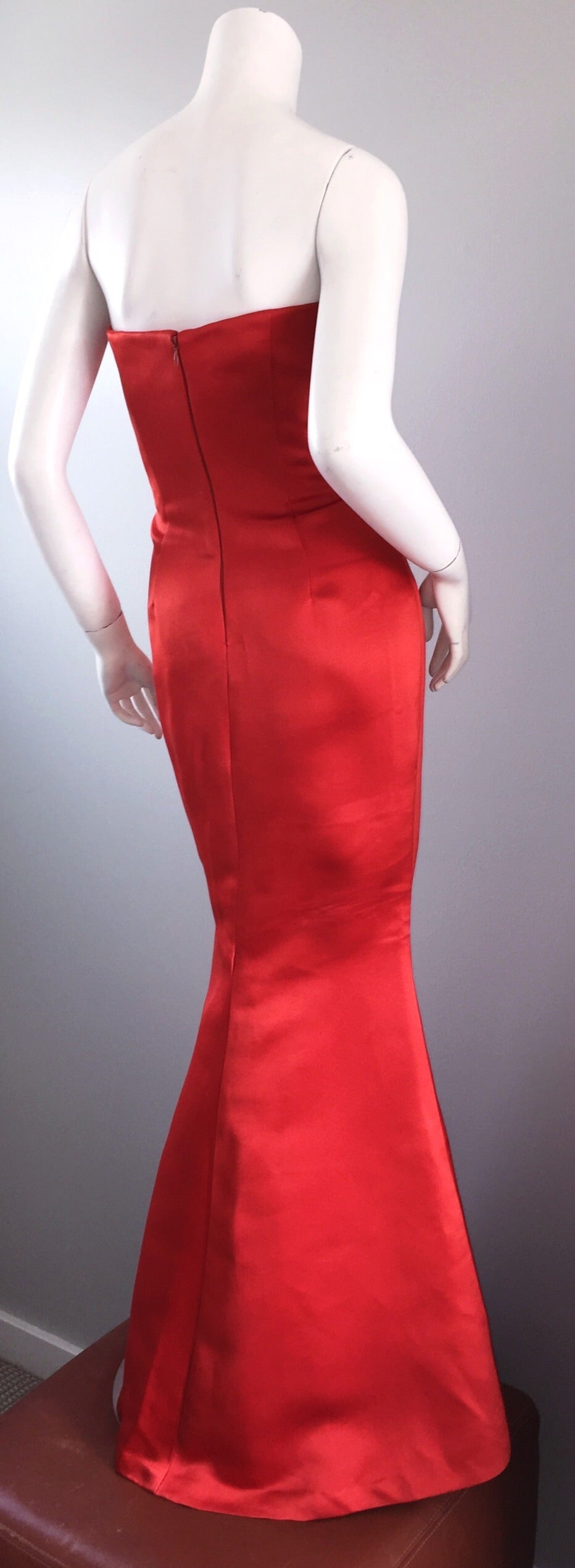 Rouge Superbe robe sirène vintage Bill Blass rouge à lèvres sans bretelles en vente