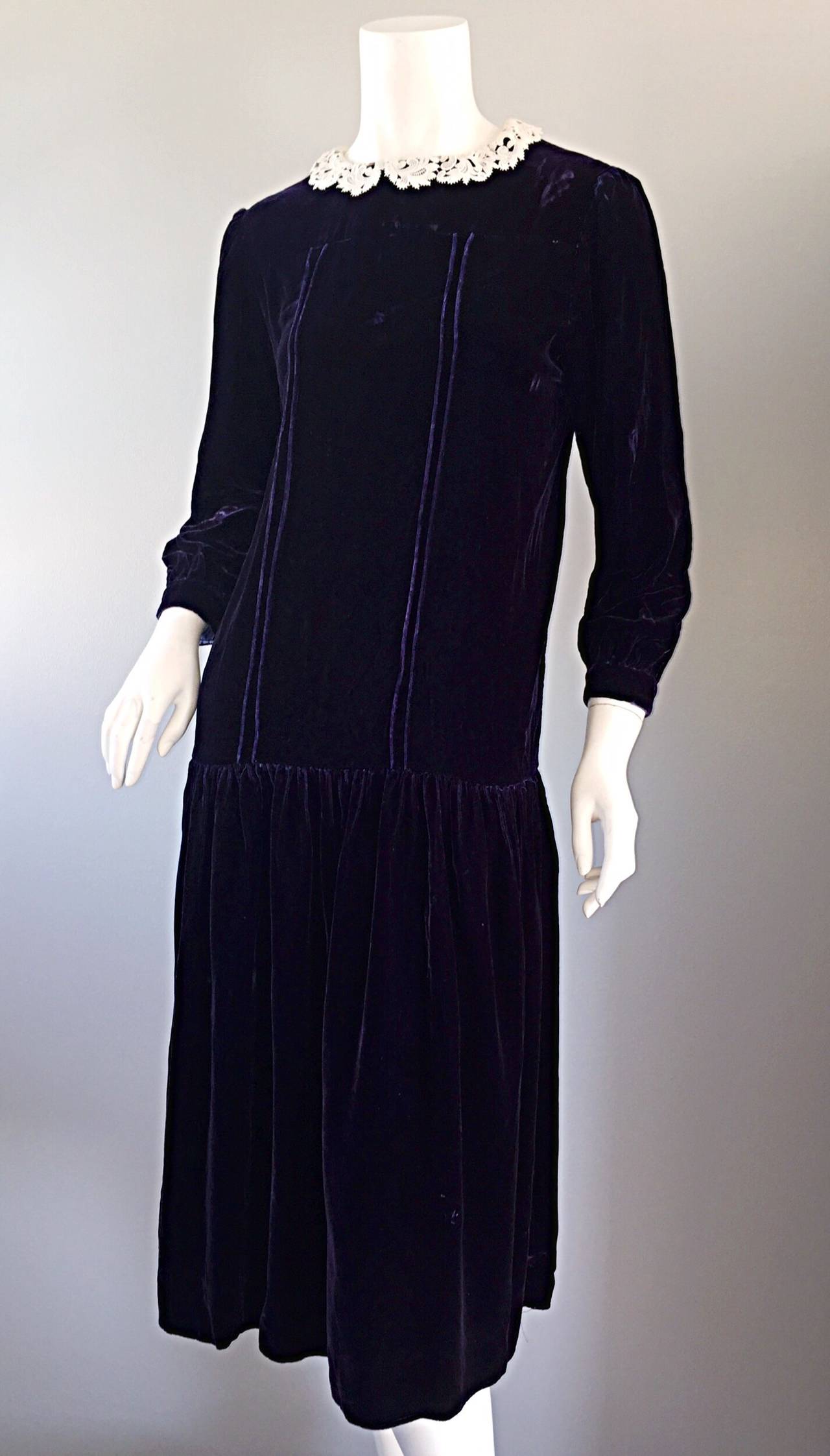 1920s Purple Eggplant Vintage Roaring 20s Velvet Flapper Dress w/ Lace Collar In Excellent Condition For Sale In San Diego, CA