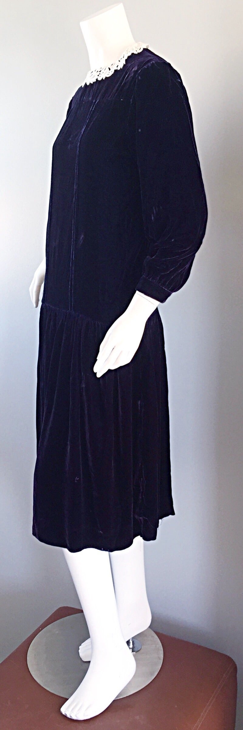 1920s Purple Eggplant Vintage Roaring 20s Velvet Flapper Dress w/ Lace Collar For Sale 1