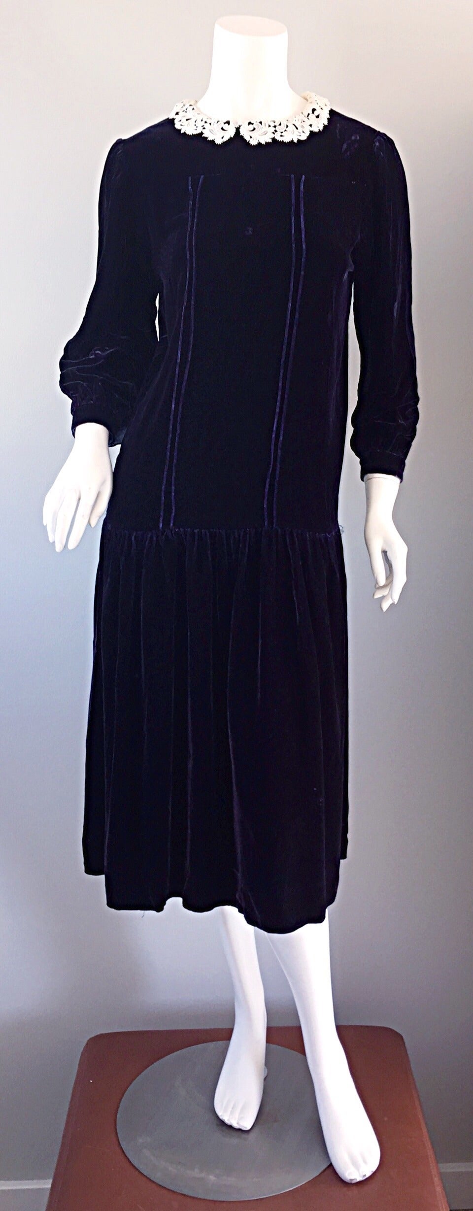 1920s Purple Eggplant Vintage Roaring 20s Velvet Flapper Dress w/ Lace Collar For Sale 2