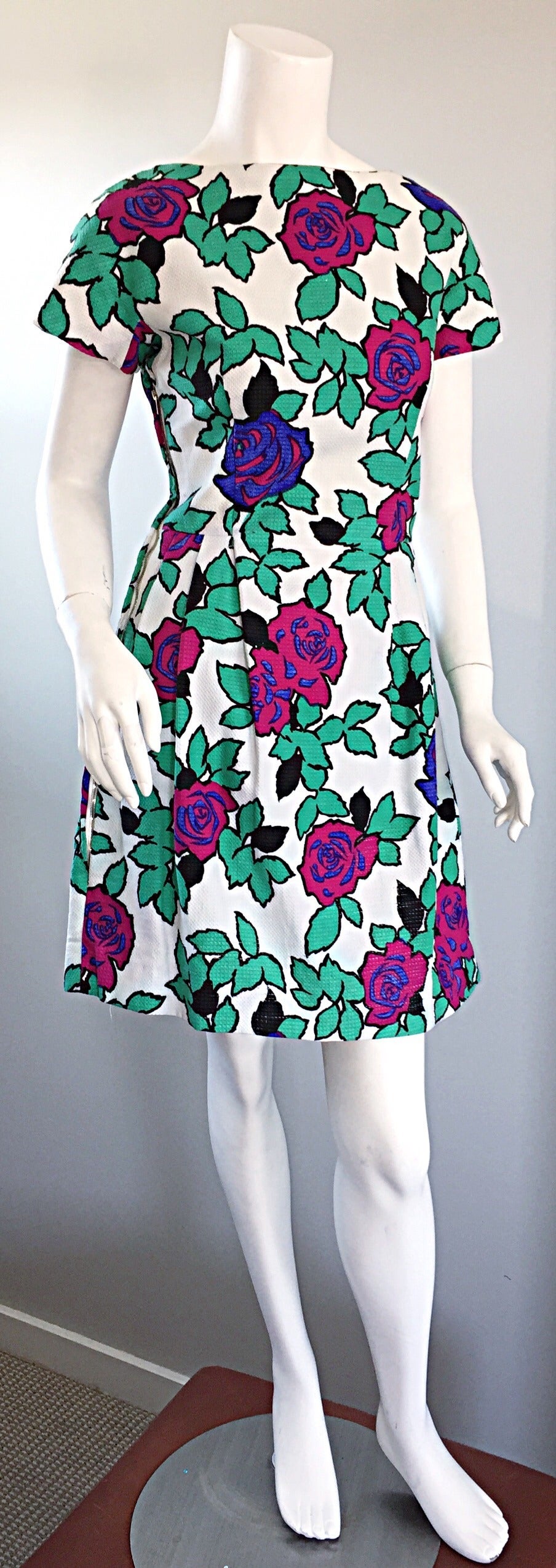 Cute 1950s ' Flowers + Leaves ' 3 - D Short Sleeve 50s Vintage Cotton Dress In Good Condition For Sale In San Diego, CA
