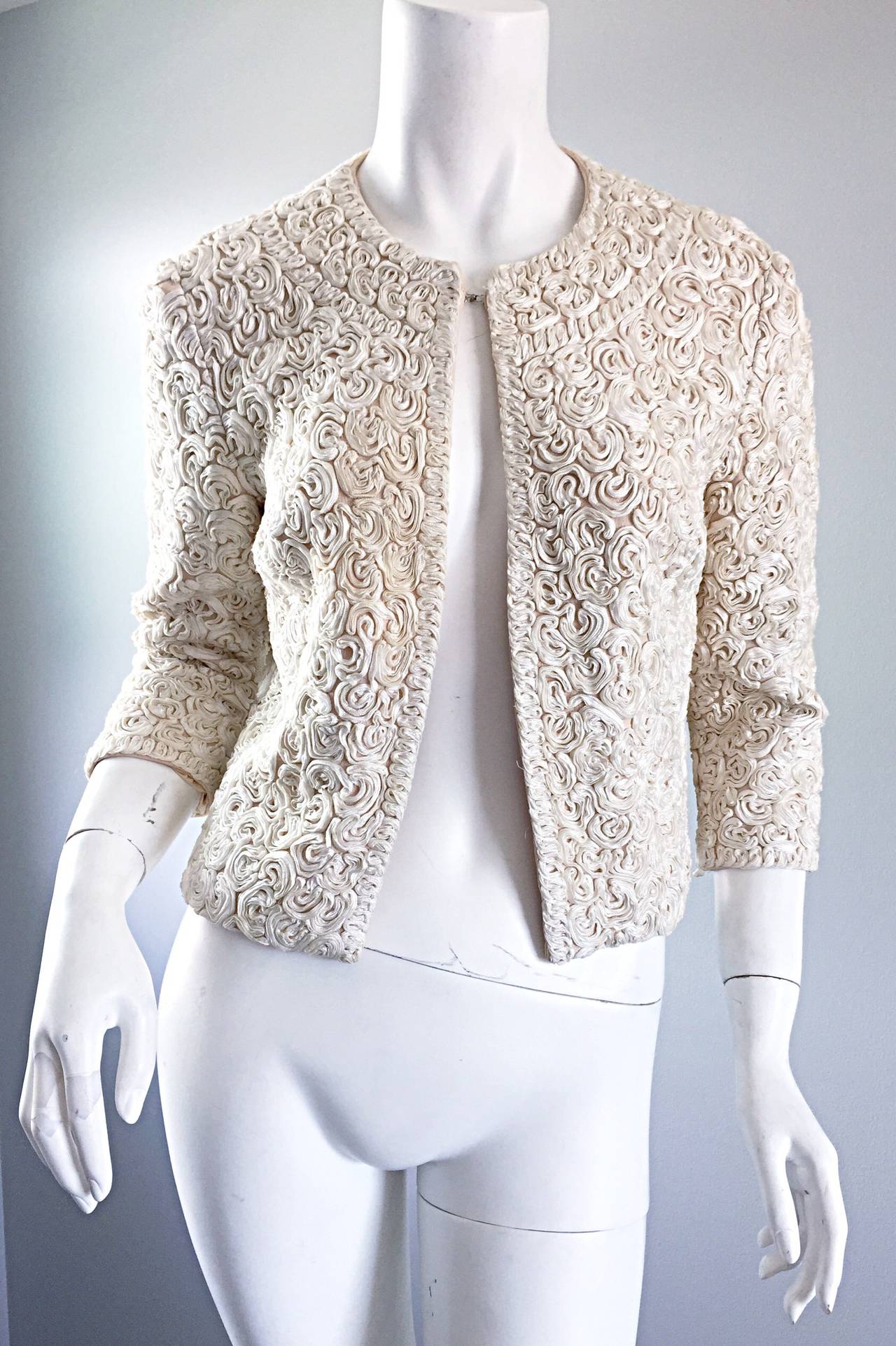 1950s 50s Ivory Woven ' Rosettes ' 3/4 Sleeve Vintage Cardigan Sweater In Excellent Condition For Sale In San Diego, CA