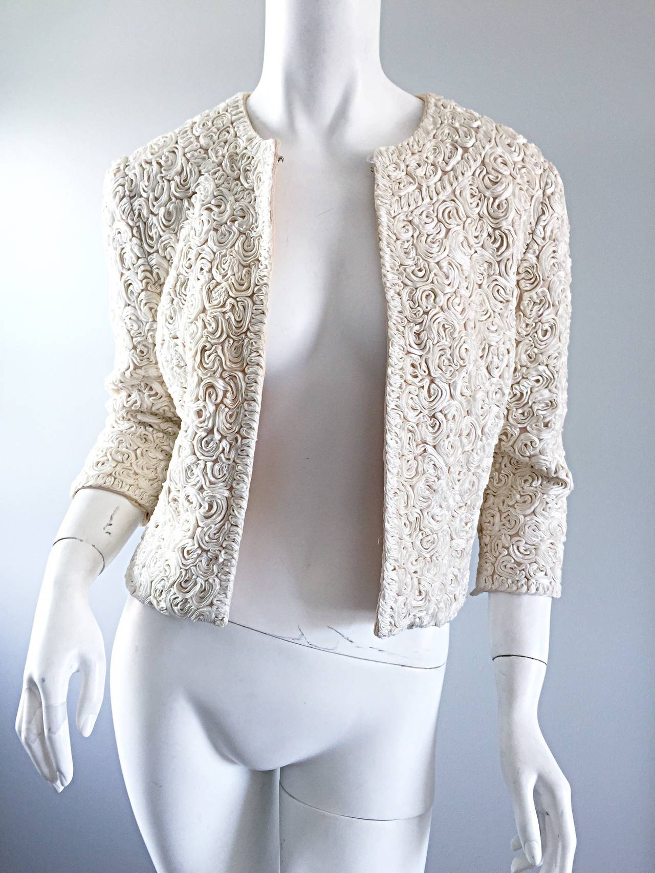 Women's 1950s 50s Ivory Woven ' Rosettes ' 3/4 Sleeve Vintage Cardigan Sweater For Sale