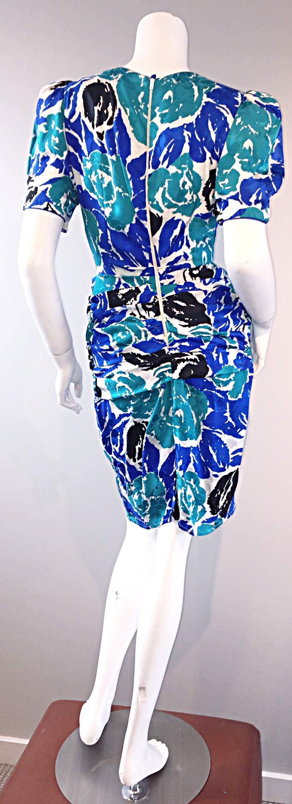 Vintage Flora Kung Size 6 Blue + Teal + Black Flowers Silk Ruched Dress In Excellent Condition For Sale In San Diego, CA