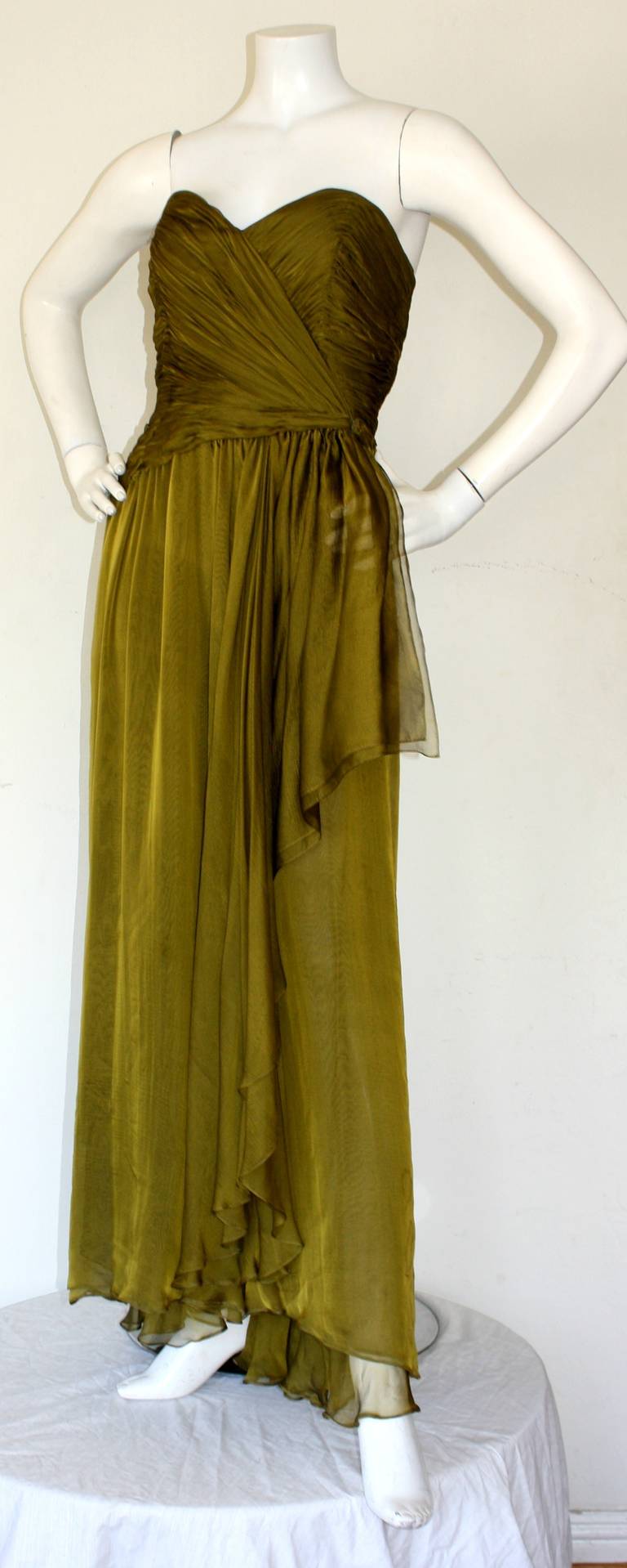 Such a striking elegant vintage Oscar de la Renta chartreuse chiffon gown! Gorgeous pleating, with layers and layers of chiffon. Hook-and-eye sash closure at waist. Built in corset for added support. A true gem! In great condition. Approximately